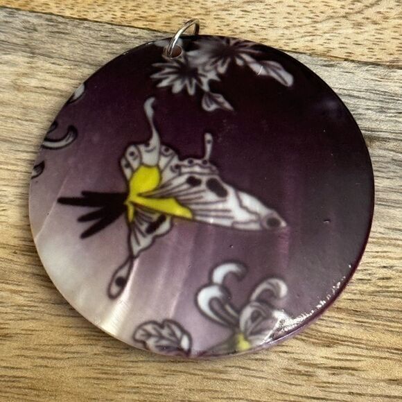 Painted Shell Pendant Butterly/Floral - Picture 1 of 3